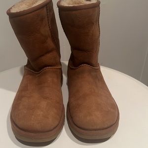 UGG Classic Chestnut boot. Size 6